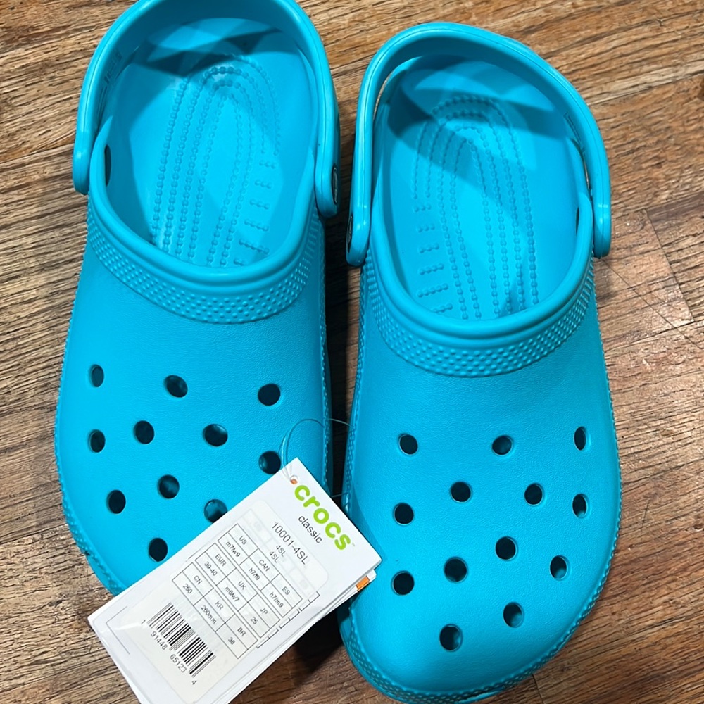 NWT Classic Crocs  Color- Digital Aqua                    Size Men 7/Women 9